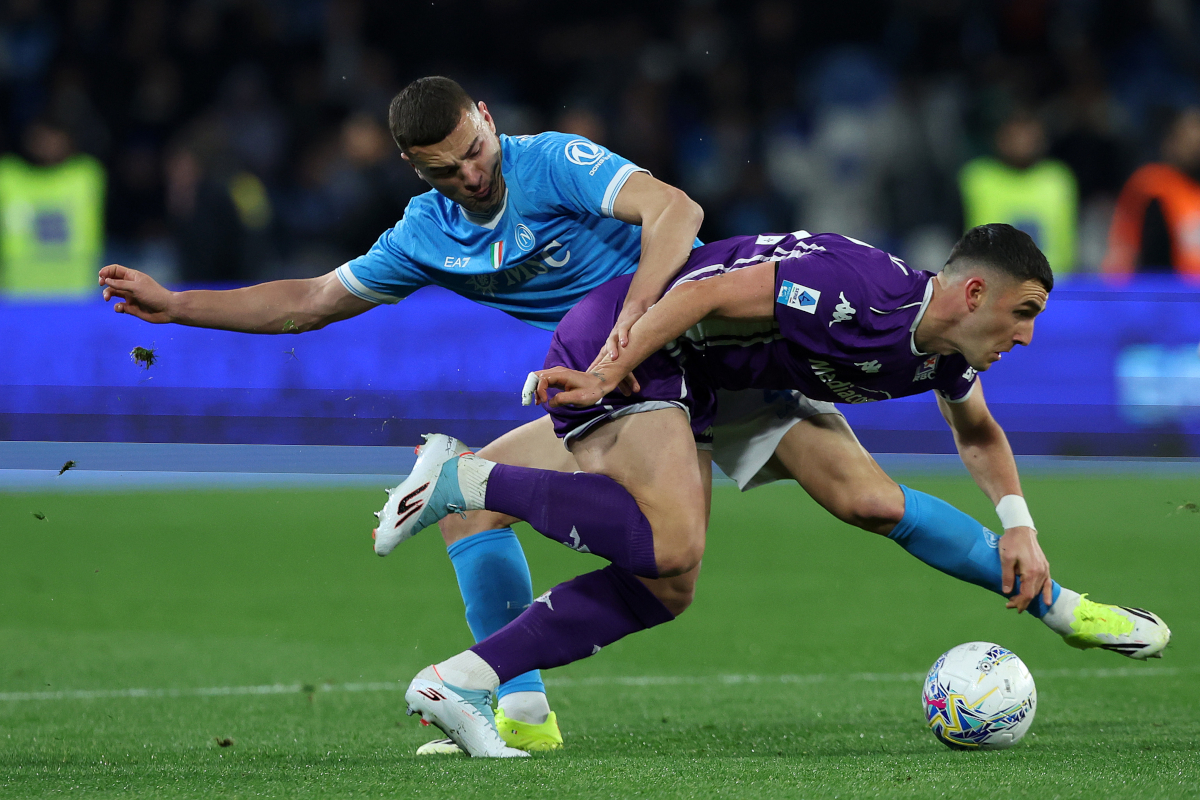 NAPLES, ITALY - JANUARY 31: Alessandro Buongiorno of SSC Napoli battles for possession with Roberto Piccoli of ACF Fiorentina during the Serie A match between SSC Napoli and ACF Fiorentina at Stadio Diego Armando Maradona on January 31, 2026 in Naples, Italy. (Photo by Francesco Pecoraro/Getty Images)
