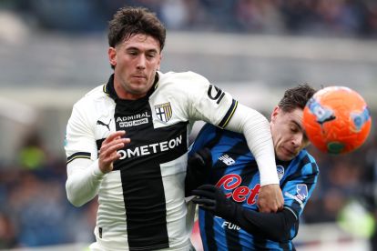 BERGAMO, ITALY - JANUARY 25: Alessandro Circati of Parma Calcio 1913 and Nicola Zalewski of Atalanta battle for possession during the Serie A match between Atalanta BC and Parma Calcio 1913 at Gewiss Stadium on January 25, 2026 in Bergamo, Italy. (Photo by Marco Luzzani/Getty Images)
