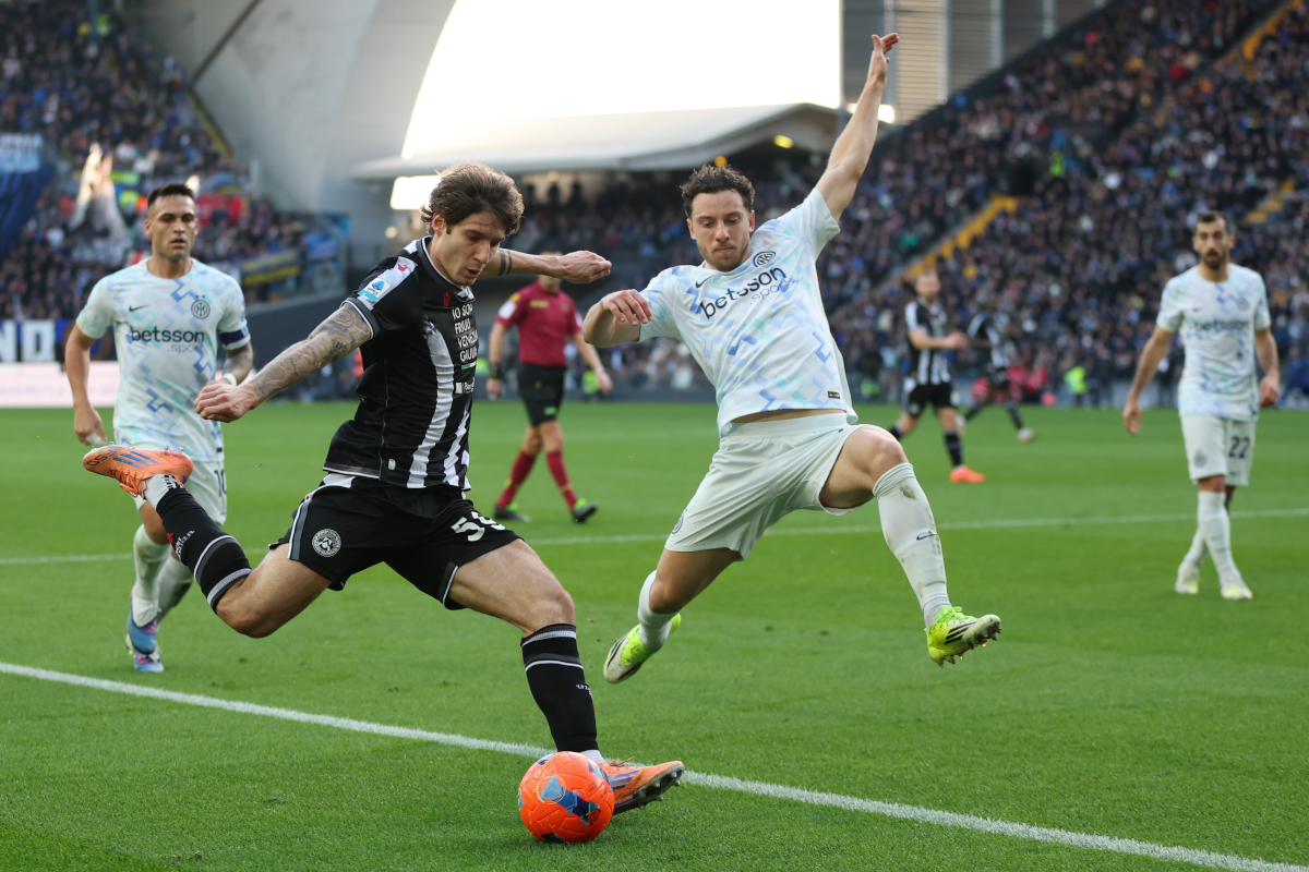 UDINE, ITALY - JANUARY 17: Carlos Augusto of FC Internazionale defends against Alessandro Zanoli of Udinese during the Serie A match between Udinese Calcio and FC Internazionale at Stadio Friuli on January 17, 2026 in Udine, Italy. (Photo by Timothy Rogers/Getty Images)