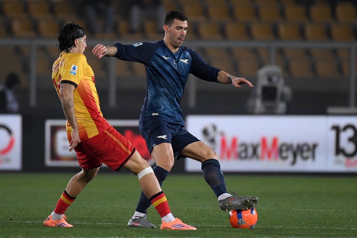 LECCE, ITALY - JANUARY 24: Alessio Romagnoli of SS Lazio competes for the ball with Santiago Perotti of US Lecce during the Serie A match between US Lecce and SS Lazio at Stadio Via del Mare on January 24, 2026 in Lecce, Italy. (Photo by Marco Rosi - SS Lazio/Getty Images)