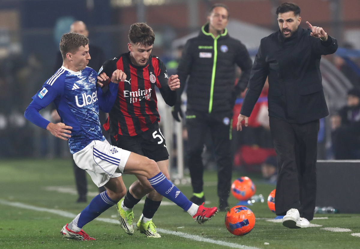 COMO, ITALY - JANUARY 15: Alexis Saelemaekers of AC Milan is challenged by Ignace Van der Brempt of Como 1907 during the Serie A match between Como 1907 and AC Milan at Giuseppe Sinigaglia Stadium on January 15, 2026 in Como, Italy. (Photo by Marco Luzzani/Getty Images)