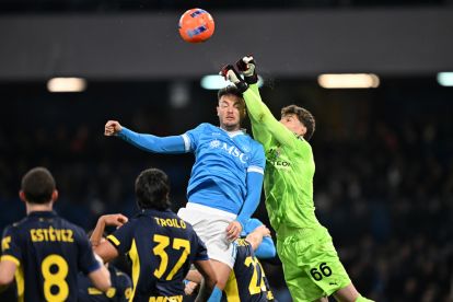 NAPLES, ITALY - JANUARY 14: Amir Rrahmani of SSC Napoli battles for possession with Filippo Rinaldi of Parma Calcio 1913 during the Serie A match between SSC Napoli and Parma Calcio 1913 at Stadio Diego Armando Maradona on January 14, 2026 in Naples, Italy. (Photo by Francesco Pecoraro/Getty Images)