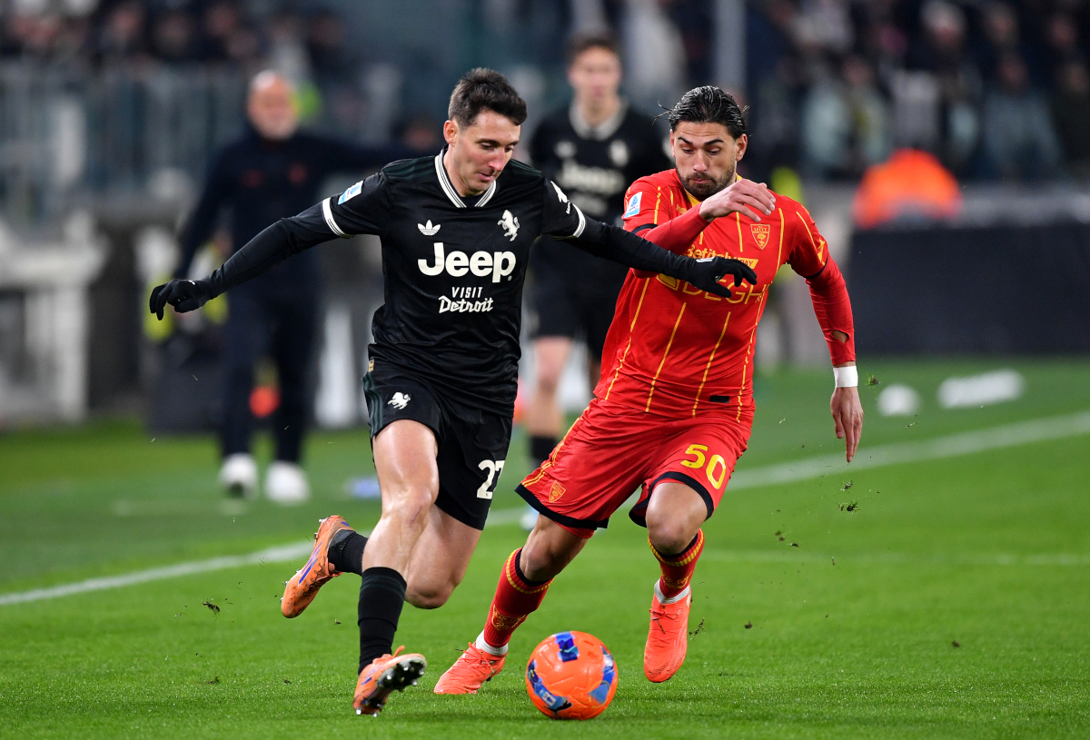 TURIN, ITALY - JANUARY 03: Andrea Cambiaso of Juventus runs with the ball whilst under pressure from Santiago Pierotti of US Lecce during the Serie A match between Juventus FC and US Lecce at on January 03, 2026 in Turin, Italy. (Photo by Valerio Pennicino/Getty Images)