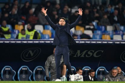NAPLES, ITALY - JANUARY 14: Head coach Carlos Cuesta of Parma Calcio 1913 gestures during the Serie A match between SSC Napoli and Parma Calcio 1913 at Stadio Diego Armando Maradona on January 14, 2026 in Naples, Italy. (Photo by Francesco Pecoraro/Getty Images)