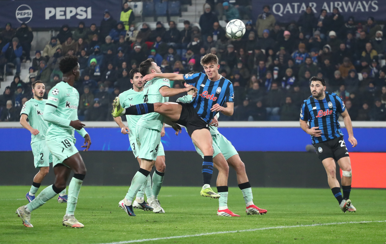 BERGAMO, ITALY - JANUARY 21: Charles De Ketelaere of Atalanta is challenged by Aitor Paredes of Athletic Club during the UEFA Champions League 2025/26 League Phase MD7 match between Atalanta BC and Athletic Club at Stadio di Bergamo on January 21, 2026 in Bergamo, Italy. (Photo by Marco Luzzani/Getty Images)