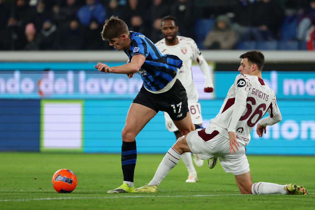 BERGAMO, ITALY - JANUARY 10: Charles De Ketelaere of Atalanta BC is challenged by Gvidas Gineitis of Torino FC during the Serie A match between Atalanta BC and Torino FC at Gewiss Stadium on January 10, 2026 in Bergamo, Italy. (Photo by Francesco Scaccianoce/Getty Images)