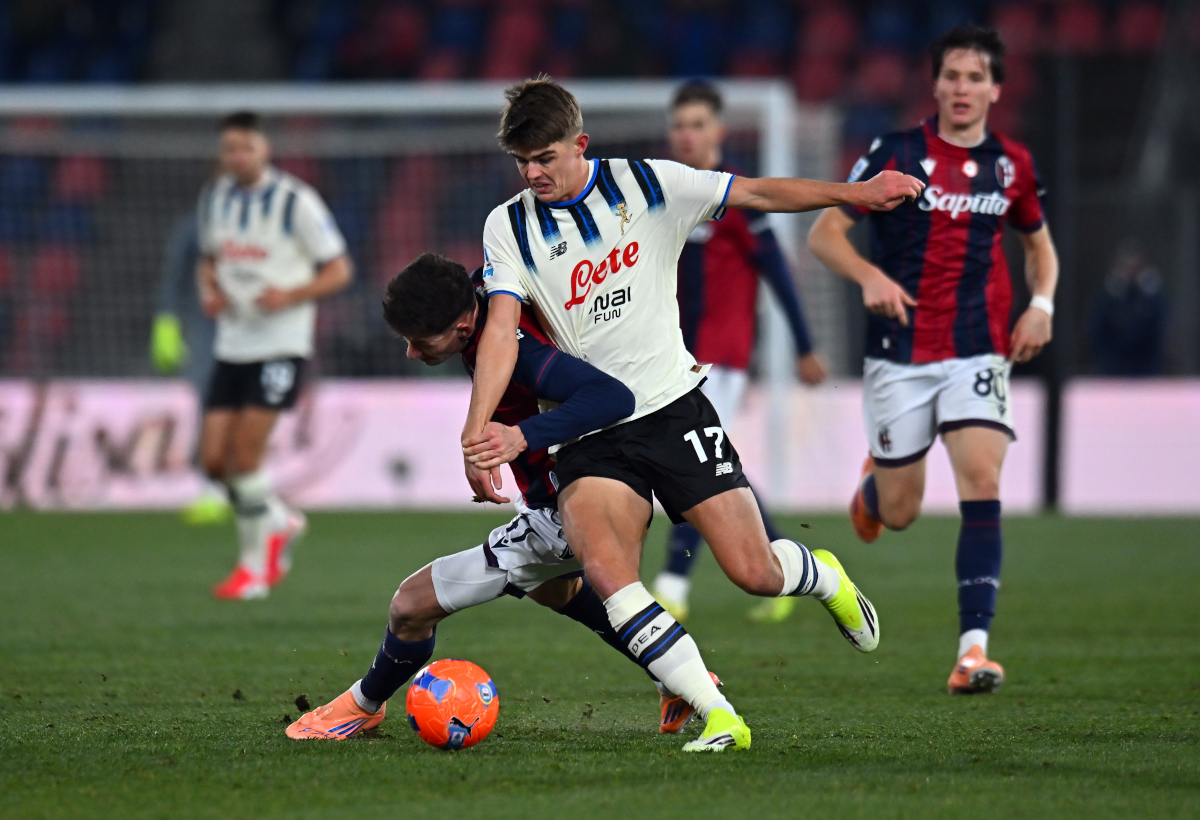 BOLOGNA, ITALY - JANUARY 07: Martin Vitik of Bologna battles for possession with Charles De Ketelaere of Atalanta during the Serie A match between Bologna FC 1909 and Atalanta BC at Renato Dall'Ara Stadium on January 07, 2026 in Bologna, Italy. (Photo by Alessandro Sabattini/Getty Images)