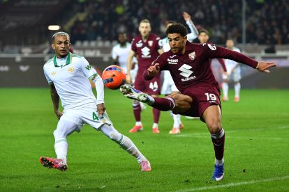 TURIN, ITALY - JANUARY 18: Che Adams of Torino FC in action against Wesley Franca of AS Roma during the Serie A match between Torino FC and AS Roma at Stadio Olimpico di Torino on January 18, 2026 in Turin, Italy. (Photo by Valerio Pennicino/Getty Images)