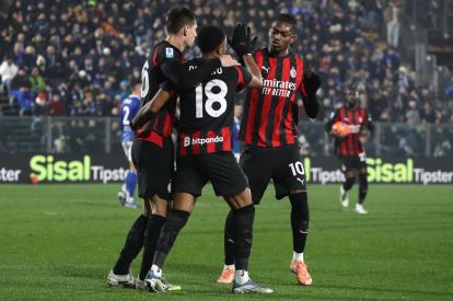 COMO, ITALY - JANUARY 15: Christopher Nkunku of AC Milan celebrates with his team-mates after scoring their team's first goal1 from the penalty spot during the Serie A match between Como 1907 and AC Milan at Giuseppe Sinigaglia Stadium on January 15, 2026 in Como, Italy. (Photo by Marco Luzzani/Getty Images)