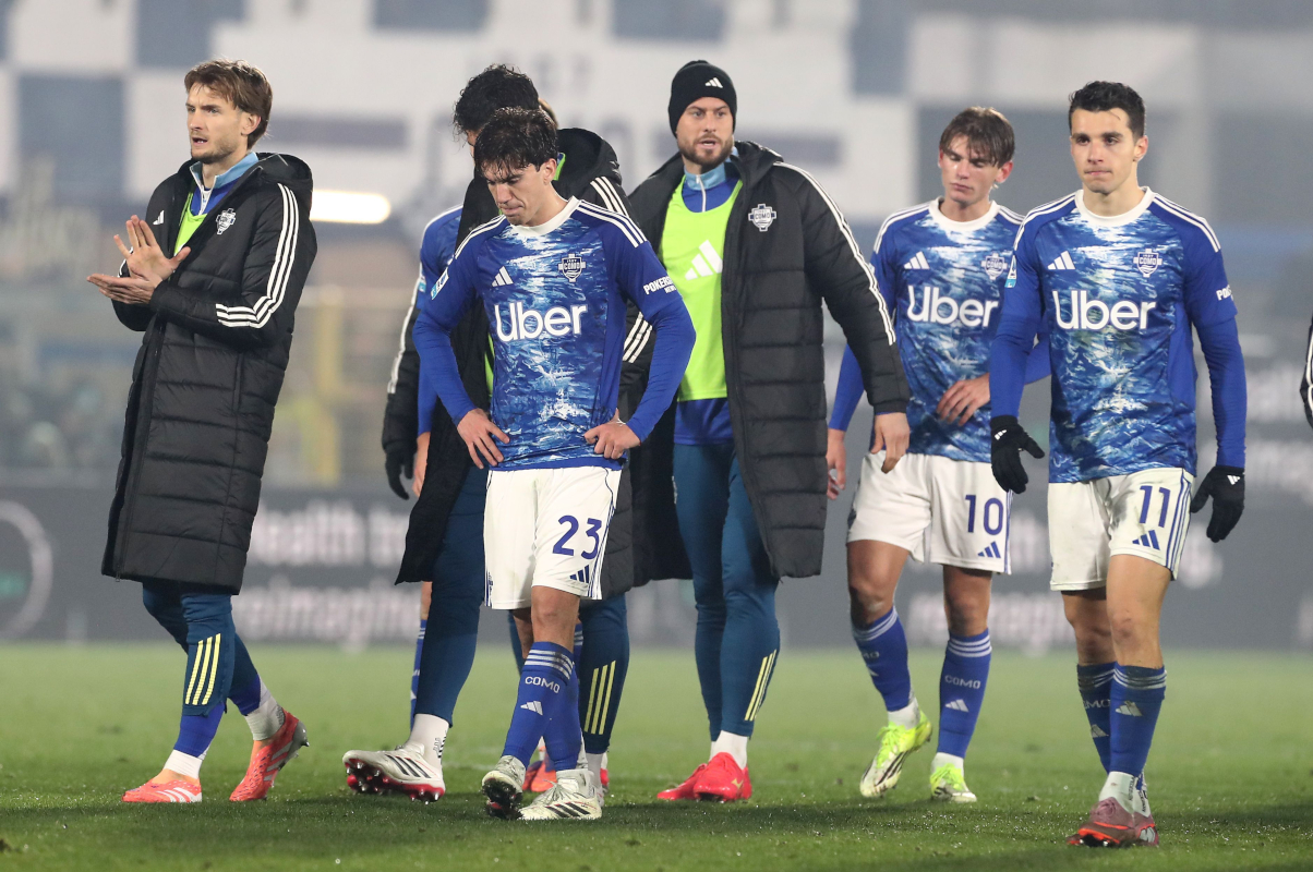 COMO, ITALY - JANUARY 15: Como 1907 players at the end of the Serie A match between Como 1907 and AC Milan at Giuseppe Sinigaglia Stadium on January 15, 2026 in Como, Italy. (Photo by Marco Luzzani/Getty Images)