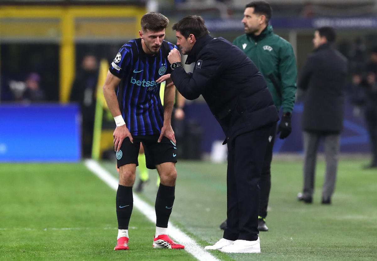 MILAN, ITALY - JANUARY 20: FC Internazionale coach Cristian Chivu interacts with Petar Sucic of FC Internazionale during the UEFA Champions League 2025/26 League Phase MD7 match between FC Internazionale Milano and Arsenal FC at Stadio San Siro on January 20, 2026 in Milan, Italy. (Photo by Marco Luzzani/Getty Images)