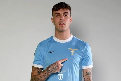 Daniel Maldini wears the Lazio jersey