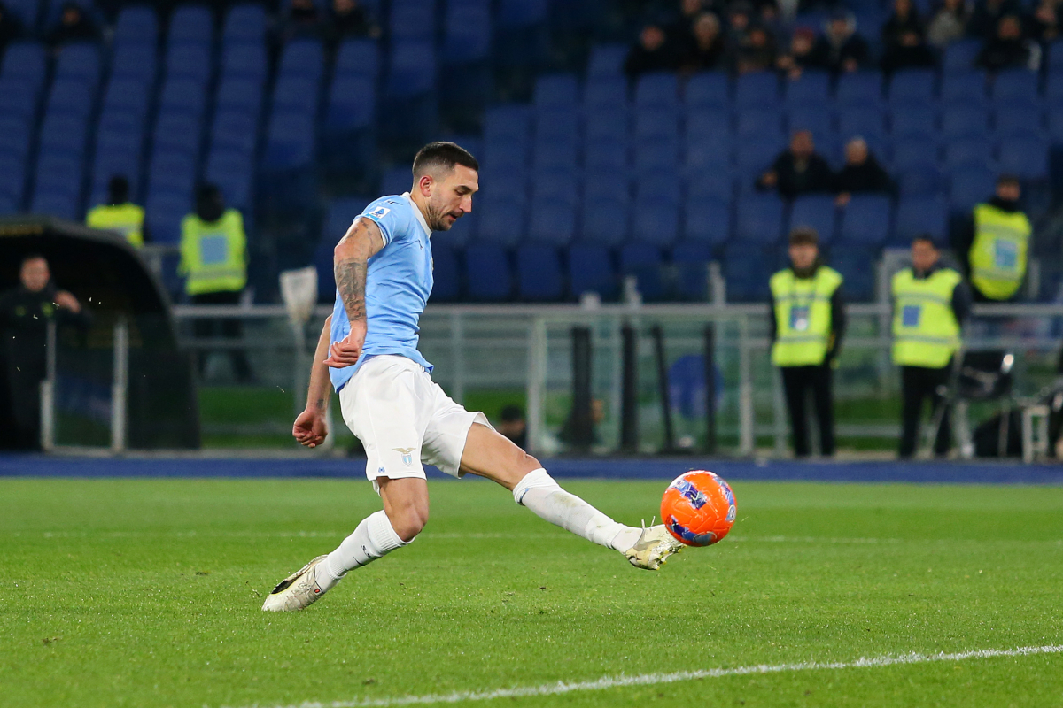 ROMA, ITÁLIA - 07 DE JANEIRO: Danilo Cataldi da Lazio marca o primeiro gol de seu time durante a partida da Série A entre SS Lazio e ACF Fiorentina no Stadio Olimpico em 07 de janeiro de 2026 em Roma, Itália. (Foto de Paolo Bruno/Getty Images)