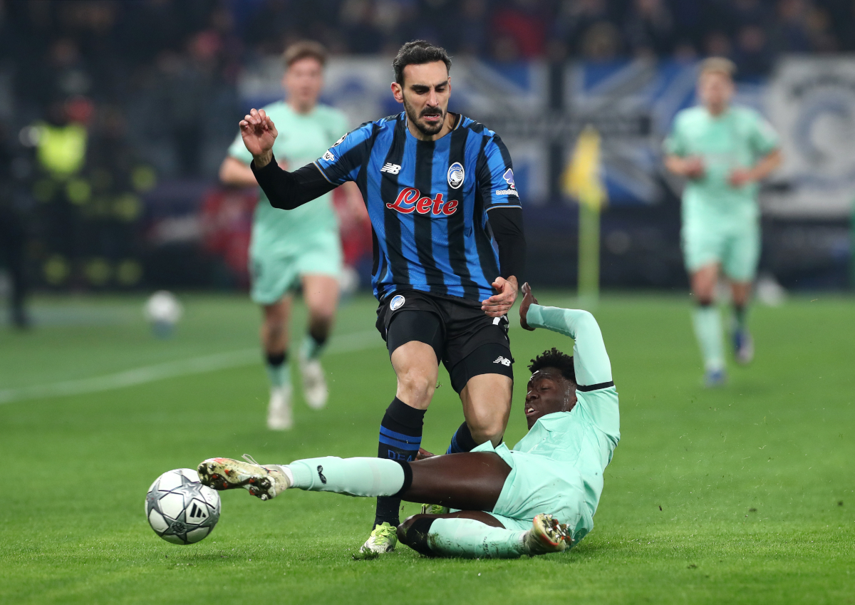 BERGAMO, ITALY - JANUARY 21: Davide Zappacosta of Atalanta is challenged by Adama Boiro of Athletic Club during the UEFA Champions League 2025/26 League Phase MD7 match between Atalanta BC and Athletic Club at Stadio di Bergamo on January 21, 2026 in Bergamo, Italy. (Photo by Marco Luzzani/Getty Images)