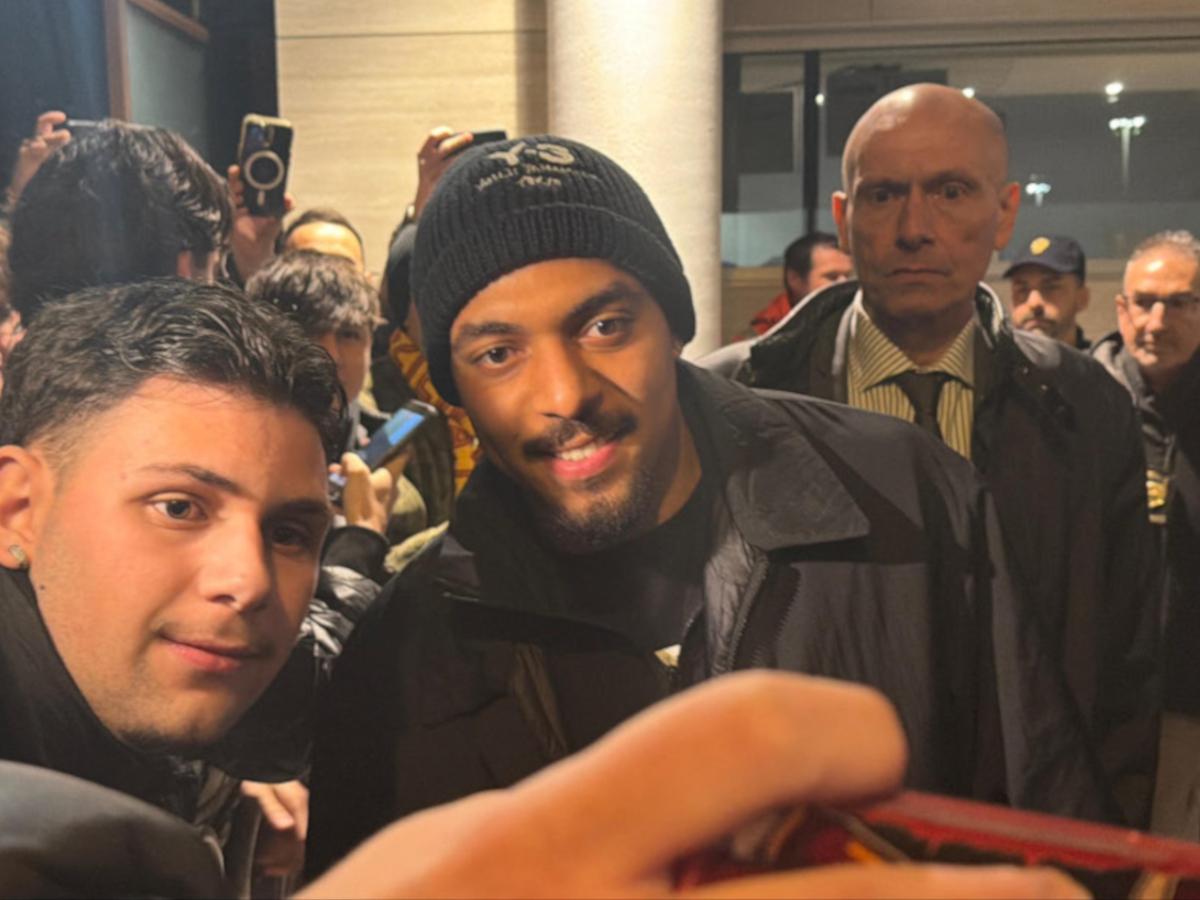 Malen arrives in Rome ahead of move from Aston Villa to Roma