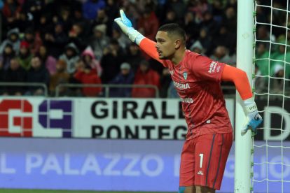 CAGLIARI, ITALY - JANUARY 17: Elia Caprile of Cagliari looks on during the Serie A match between Cagliari Calcio and Juventus FC at Stadio Sant'Elia on January 17, 2026 in Cagliari, Italy. (Photo by Enrico Locci/Getty Images)