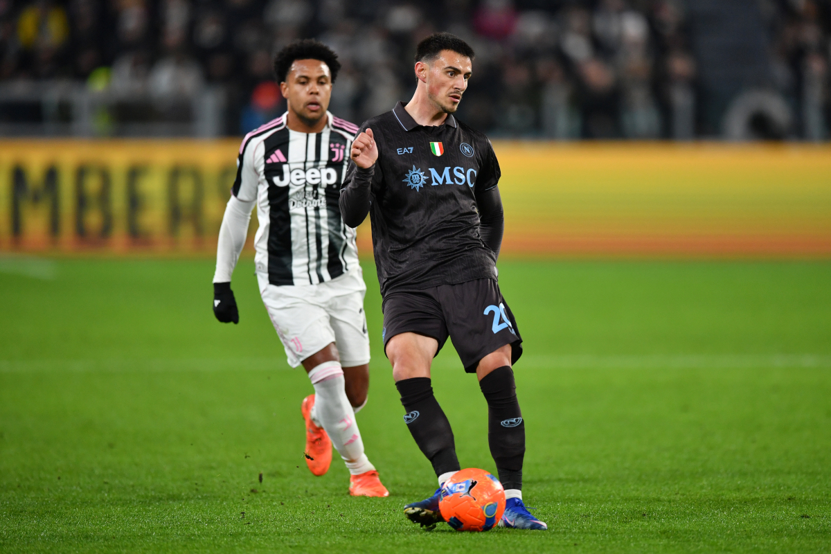 TURIN, ITALY - JANUARY 25: Eljif Elmas of SSC Napoli passes the ball whilst under pressure from Weston McKennie of Juventus during the Serie A match between Juventus FC and SSC Napoli at Juventus Stadium on January 25, 2026 in Turin, Italy. (Photo by Valerio Pennicino/Getty Images)
