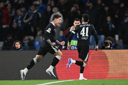 NAPLES, ITALY - JANUARY 28: Enzo Fernandez of Chelsea celebrates scoring his team's first goal from the penalty-spot during the UEFA Champions League 2025/26 League Phase MD8 match between SSC Napoli and Chelsea FC at Stadio Diego Armando Maradona on January 28, 2026 in Naples, Italy. (Photo by Francesco Pecoraro/Getty Images)