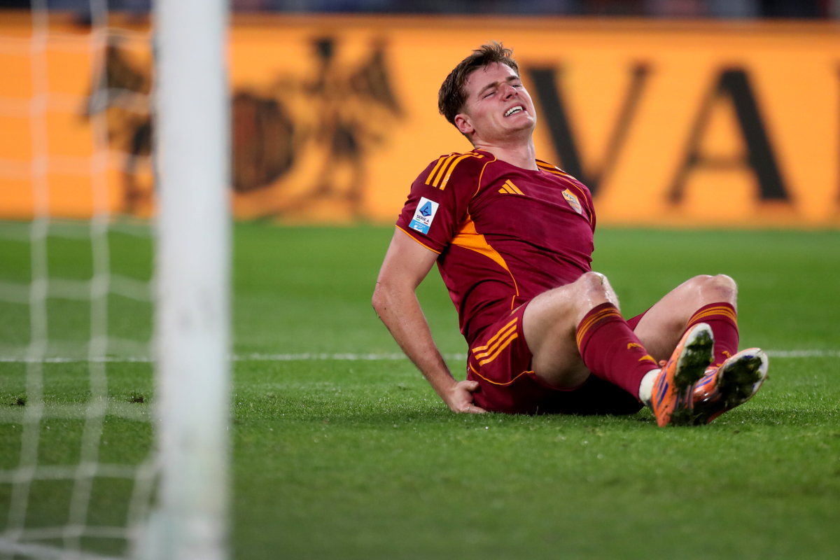 ROME, ITALY - JANUARY 10: Evan Ferguson of AS Roma is injured during the Serie A match between AS Roma and US Sassuolo Calcio at Stadio Olimpico on January 10, 2026 in Rome, Italy. (Photo by Paolo Bruno/Getty Images)