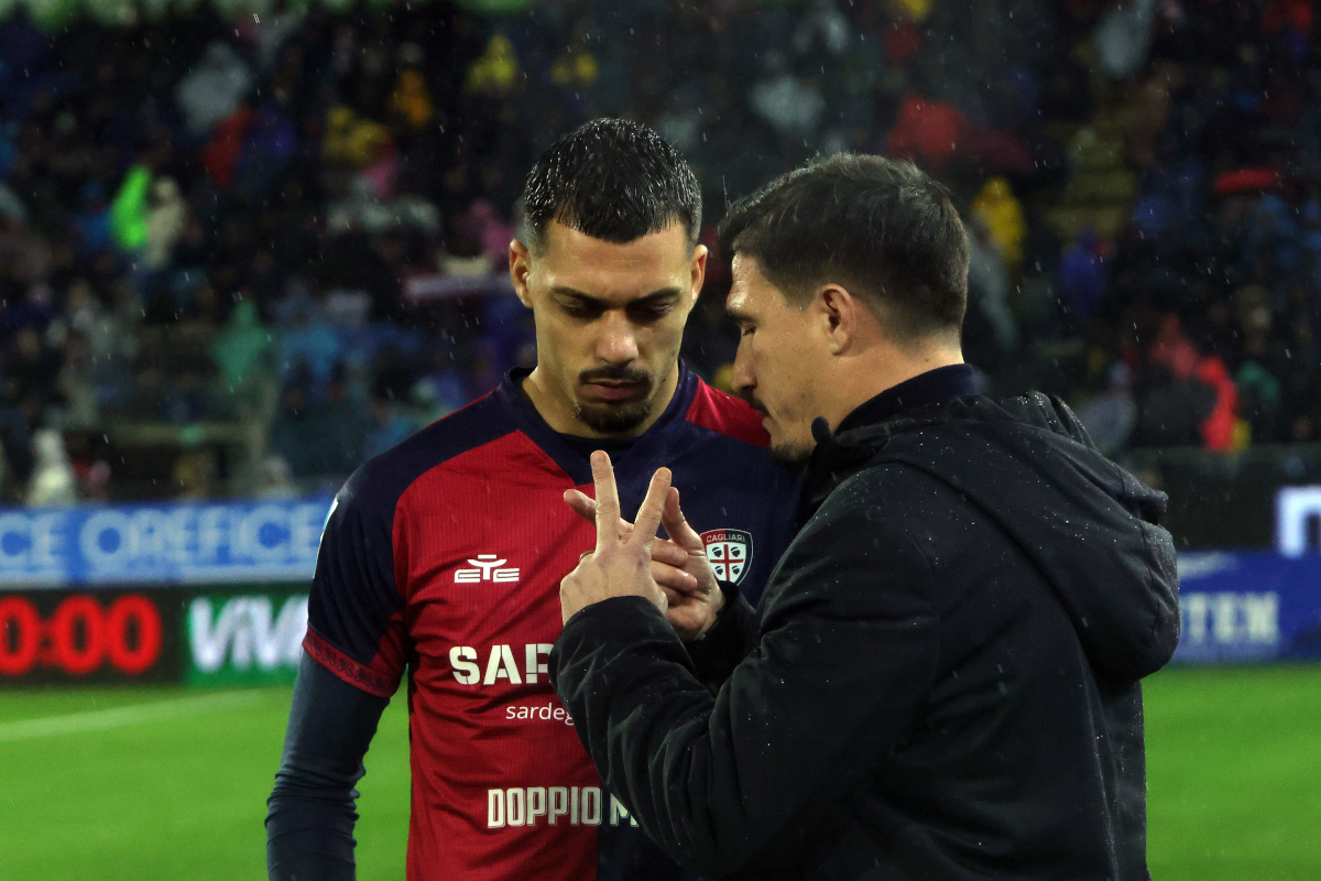 CAGLIARI, ITALY - JANUARY 17: Fabio Pisacane coach of Cagliari and Gianluca Gaetano during the Serie A match between Cagliari Calcio and Juventus FC at Stadio Sant'Elia on January 17, 2026 in Cagliari, Italy. (Photo by Enrico Locci/Getty Images)