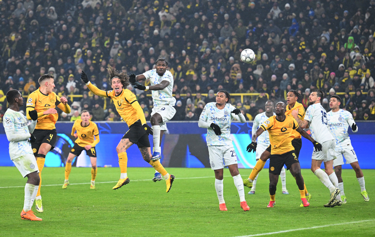 DORTMUND, GERMANY - JANUARY 28: Fabio Silva of Borussia Dortmund heads the ball wide during the UEFA Champions League 2025/26 League Phase MD8 match between Borussia Dortmund and FC Internazionale Milano at BVB Stadion Dortmund on January 28, 2026 in Dortmund, Germany. (Photo by Stuart Franklin/Getty Images)