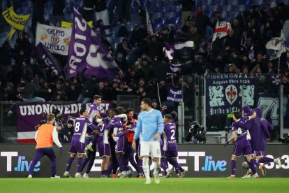 ROMA, ITALIA - 07 JANUARI: Albert Gudmundsson dari ACF Fiorentina (tidak terlihat) merayakan mencetak gol kedua timnya bersama rekan satu timnya selama pertandingan Serie A antara SS Lazio dan ACF Fiorentina di Stadio Olimpico pada 07 Januari 2026 di Roma, Italia. (Foto oleh Paolo Bruno/Getty Images)