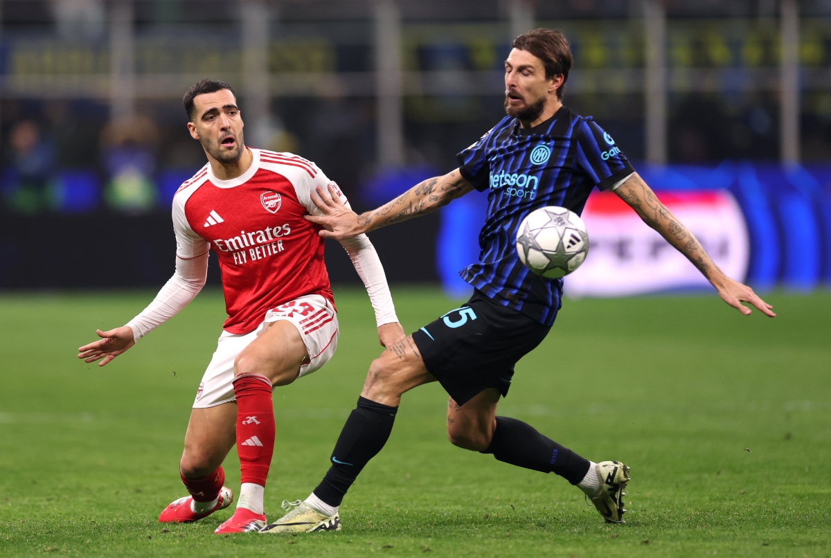 MILAN, ITALY - JANUARY 20: Mikel Merino of Arsenal passes the ball whilst under pressure from Francesco Acerbi of FC Internazionale Milano during the UEFA Champions League 2025/26 League Phase MD7 match between FC Internazionale Milano and Arsenal FC at Stadio San Siro on January 20, 2026 in Milan, Italy. (Photo by Carl Recine/Getty Images)