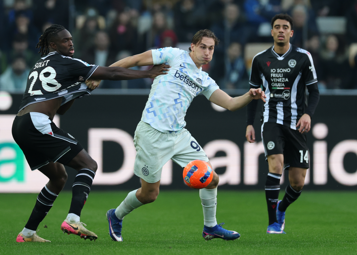 UDINE, ITALY - JANUARY 17: Oumar Solet of Udinese and Francesco Pio Esposito of FC Internazionale challenge for the ball during the Serie A match between Udinese Calcio and FC Internazionale at Stadio Friuli on January 17, 2026 in Udine, Italy. (Photo by Timothy Rogers/Getty Images)