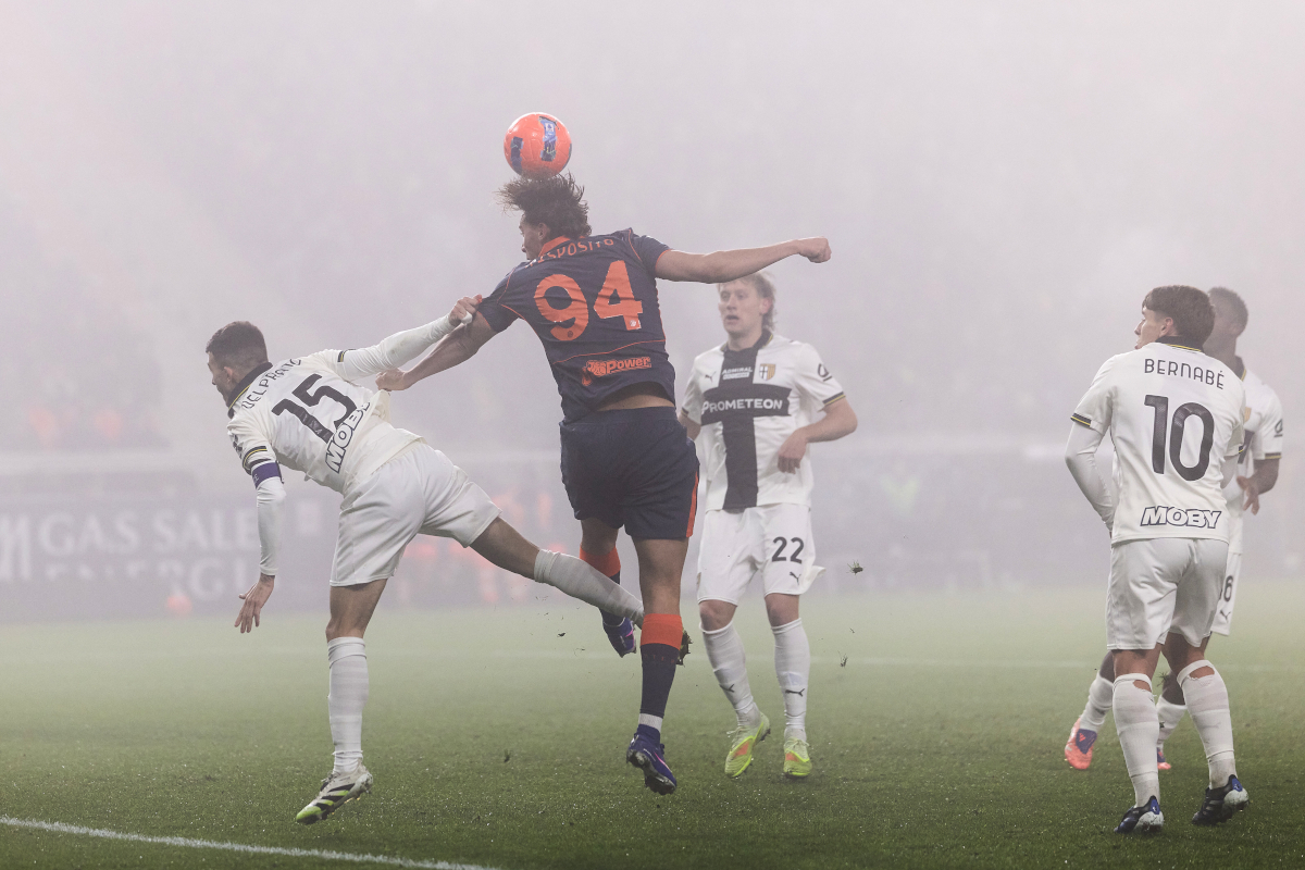 PARMA, ITALY - JANUARY 07: Pio Esposito of FC Internazionale competes for the ball with Enrico Delprato of Parma Calcio during the Serie A match between Parma Calcio 1913 and FC Internazionale at Stadio Ennio Tardini on January 07, 2026 in Parma, Italy. (Photo by Emmanuele Ciancaglini/Getty Images)