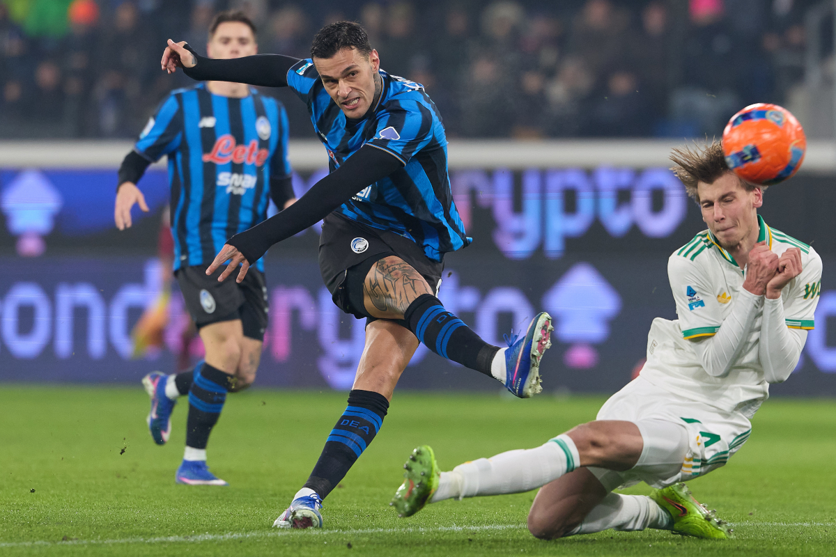 BERGAMO, ITALY - JANUARY 03: Gianluca Scamacca of Atalanta kicks the ball during the Serie A match between Atalanta BC and AS Roma at New Balance Arena on January 03, 2026 in Bergamo, Italy. (Photo by Emmanuele Ciancaglini/Getty Images)