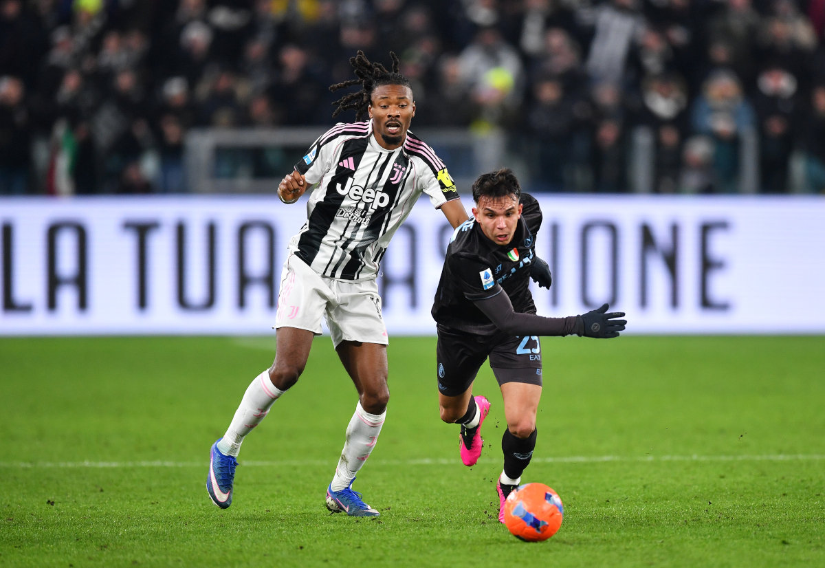 TURIN, ITALY - JANUARY 25: Giovane of SSC Napoli runs with the ball whilst under pressure from Khephren Thuram of Juventus during the Serie A match between Juventus FC and SSC Napoli at Juventus Stadium on January 25, 2026 in Turin, Italy. (Photo by Valerio Pennicino/Getty Images)