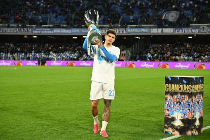 NAPLES, ITALY - JANUARY 07: Giovanni Di Lorenzo of SSC Napoli celebrates and shows the Supercoppa Italia to his supporters before the Serie A match between SSC Napoli and Hellas Verona FC at Stadio Diego Armando Maradona on January 07, 2026 in Naples, Italy. (Photo by Francesco Pecoraro/Getty Images)