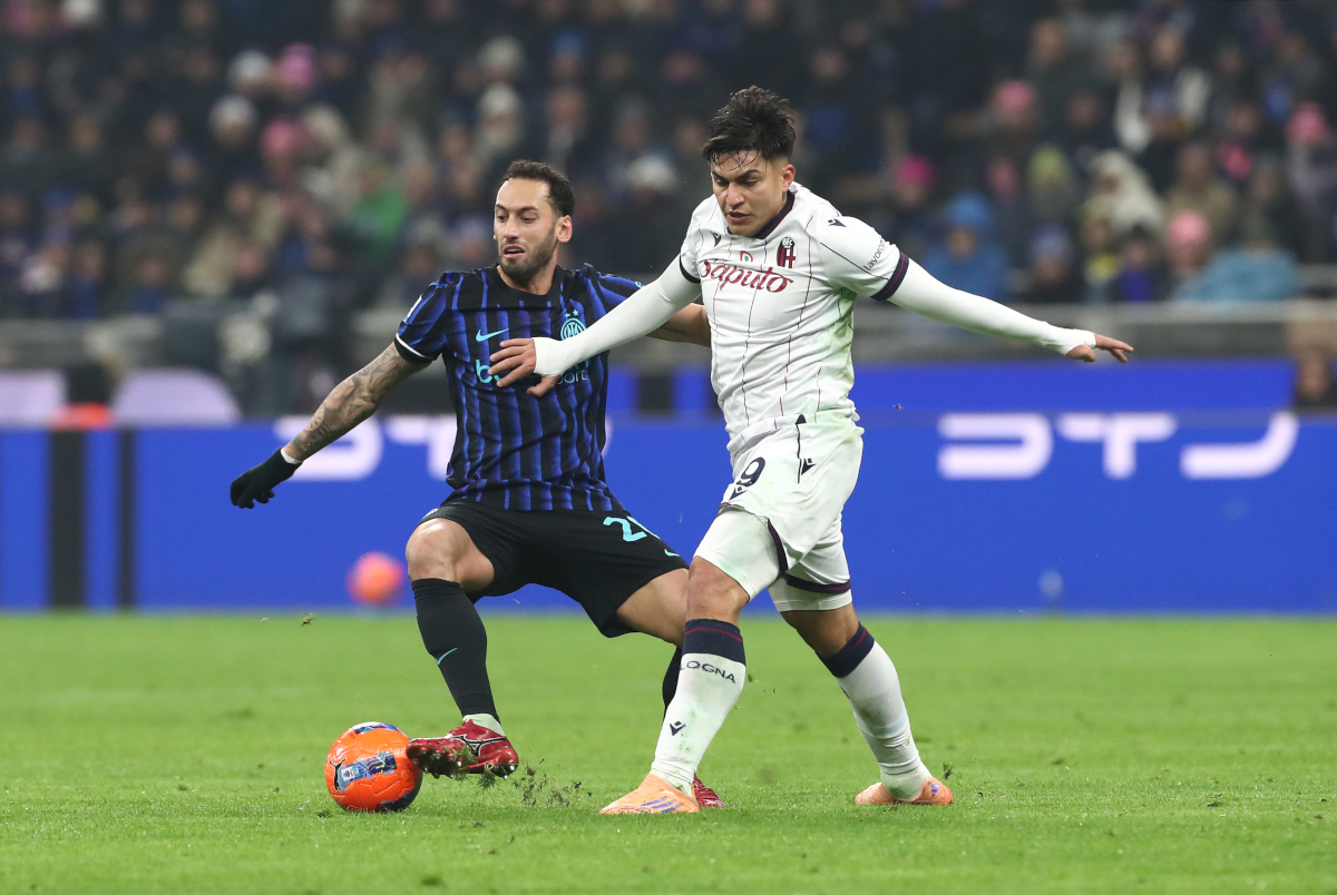MILAN, ITALY - JANUARY 04: Santiago Castro of Bologna is challenged by Hakan Calhanoglu of FC Internazionale Milano during the Serie A match between FC Internazionale and Bologna FC 1909 at Giuseppe Meazza Stadium on January 04, 2026 in Milan, Italy. (Photo by Marco Luzzani/Getty Images)