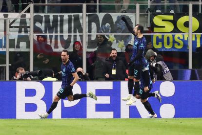 MILAN, ITALY - JANUARY 11: Hakan Calhanoglu of FC Internazionale Milano celebrates scoring his team's second goal with teammates Henrikh Mkhitaryan and Lautaro Martinez during the Serie A match between FC Internazionale and SSC Napoli at Giuseppe Meazza Stadium on January 11, 2026 in Milan, Italy. (Photo by Marco Luzzani/Getty Images)
