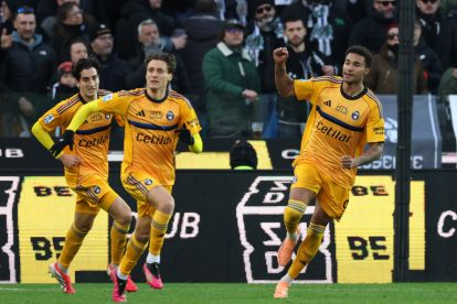 UDINE, ITALY - JANUARY 10: Henrik Meister of Pisa celebrates scoring his team's second goal during the Serie A match between Udinese Calcio and Pisa SC at Stadio Friuli on January 10, 2026 in Udine, Italy. (Photo by Timothy Rogers/Getty Images)