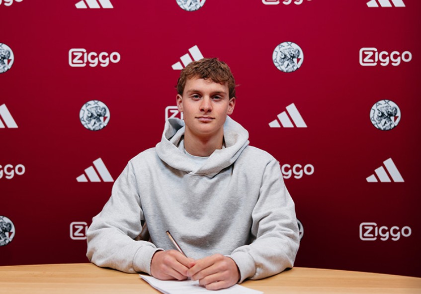 Official: Maximilian Ibrahimović signs his contract with Ajax (via ajax.nl).