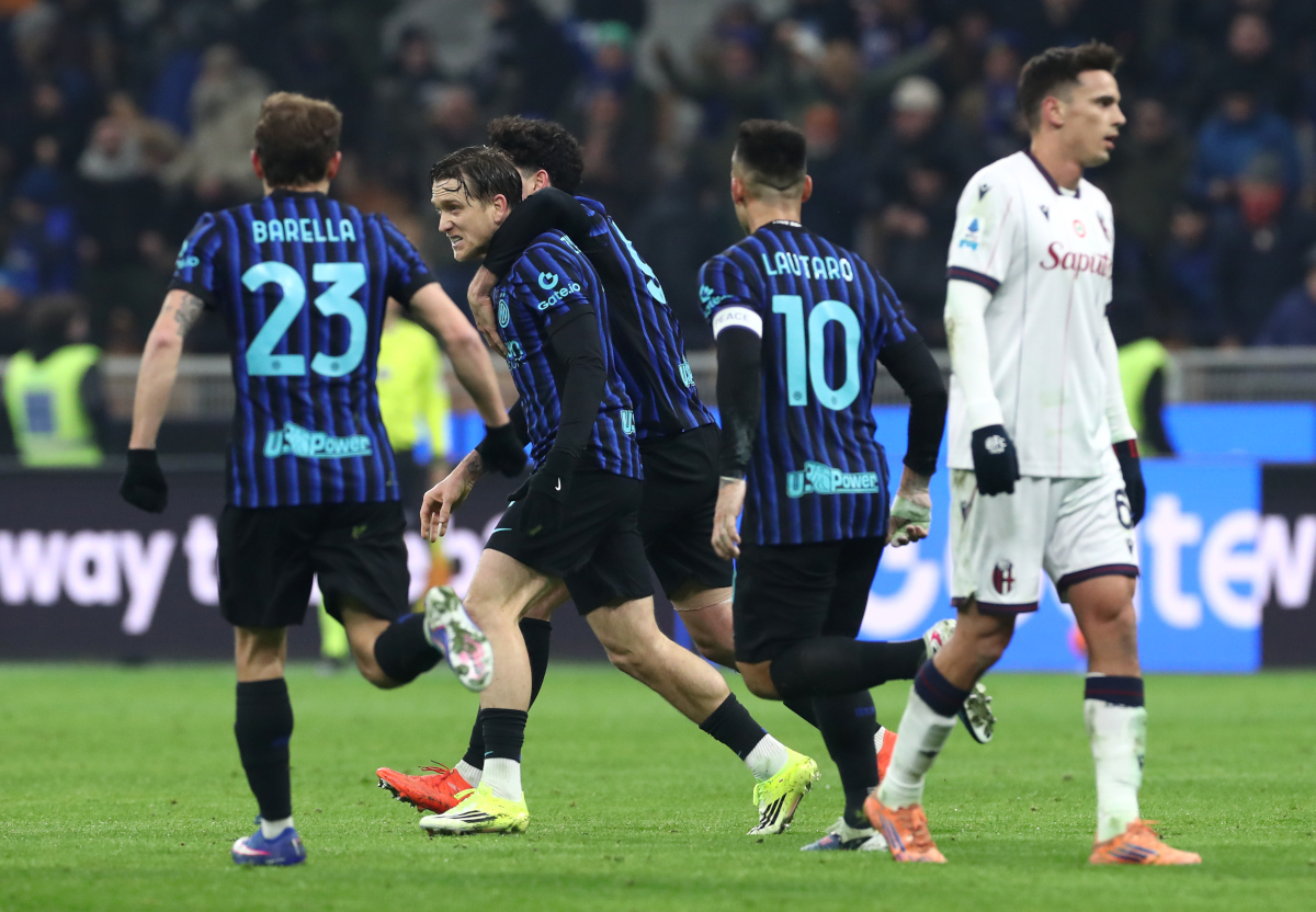MILAN, ITALY - JANUARY 04: Piotr Zielinski of FC Internazionale Milano celebrates scoring his team's first goal with teammates during the Serie A match between FC Internazionale and Bologna FC 1909 at Giuseppe Meazza Stadium on January 04, 2026 in Milan, Italy. (Photo by Marco Luzzani/Getty Images)