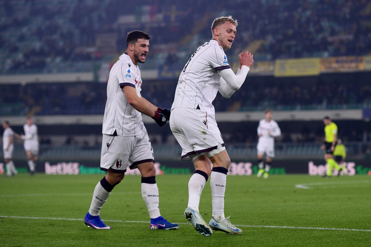 Verona, Itália - Jens Odgaard, do Bologna FC, comemora com o companheiro de equipe Riccardo Orsolini depois de marcar o segundo gol de seu time durante a partida da Série A entre Verona FC e Bologna FC 1909, no Stadio Margantonio Pentecodi, em 15 de janeiro de 2026, em Verona, Itália. (Foto de Alessandro Sabatini/Getty Images)