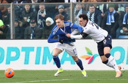 COMO, ITALY - JANUARY 10: Jesus Rodriguez of Como 1907 competes for the ball with Nadir Zortea of Bologna FC during the Serie A match between Como 1907 and Bologna FC 1909 at Giuseppe Sinigaglia Stadium on January 10, 2026 in Como, Italy. (Photo by Marco Luzzani/Getty Images)