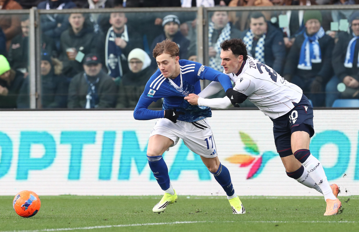 COMO, ITALY - JANUARY 10: Jesus Rodriguez of Como 1907 competes for the ball with Nadir Zortea of Bologna FC during the Serie A match between Como 1907 and Bologna FC 1909 at Giuseppe Sinigaglia Stadium on January 10, 2026 in Como, Italy. (Photo by Marco Luzzani/Getty Images)