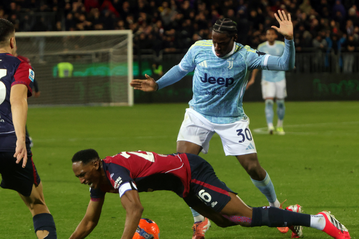 CAGLIARI, ITALY - JANUARY 17: Jonathan David of Juventus in contrast with Yerry Mina of Cagliari during the Serie A match between Cagliari Calcio and Juventus FC at Stadio Sant'Elia on January 17, 2026 in Cagliari, Italy. (Photo by Enrico Locci/Getty Images)