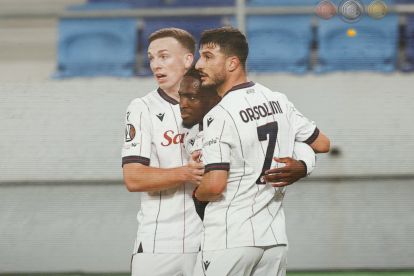 Jonathan Rowe, Riccardo Orsolini and Lewis Ferguson celebrate for Bologna against Maccabi Tel-Aviv in the Europa League (@bolognafc1909)