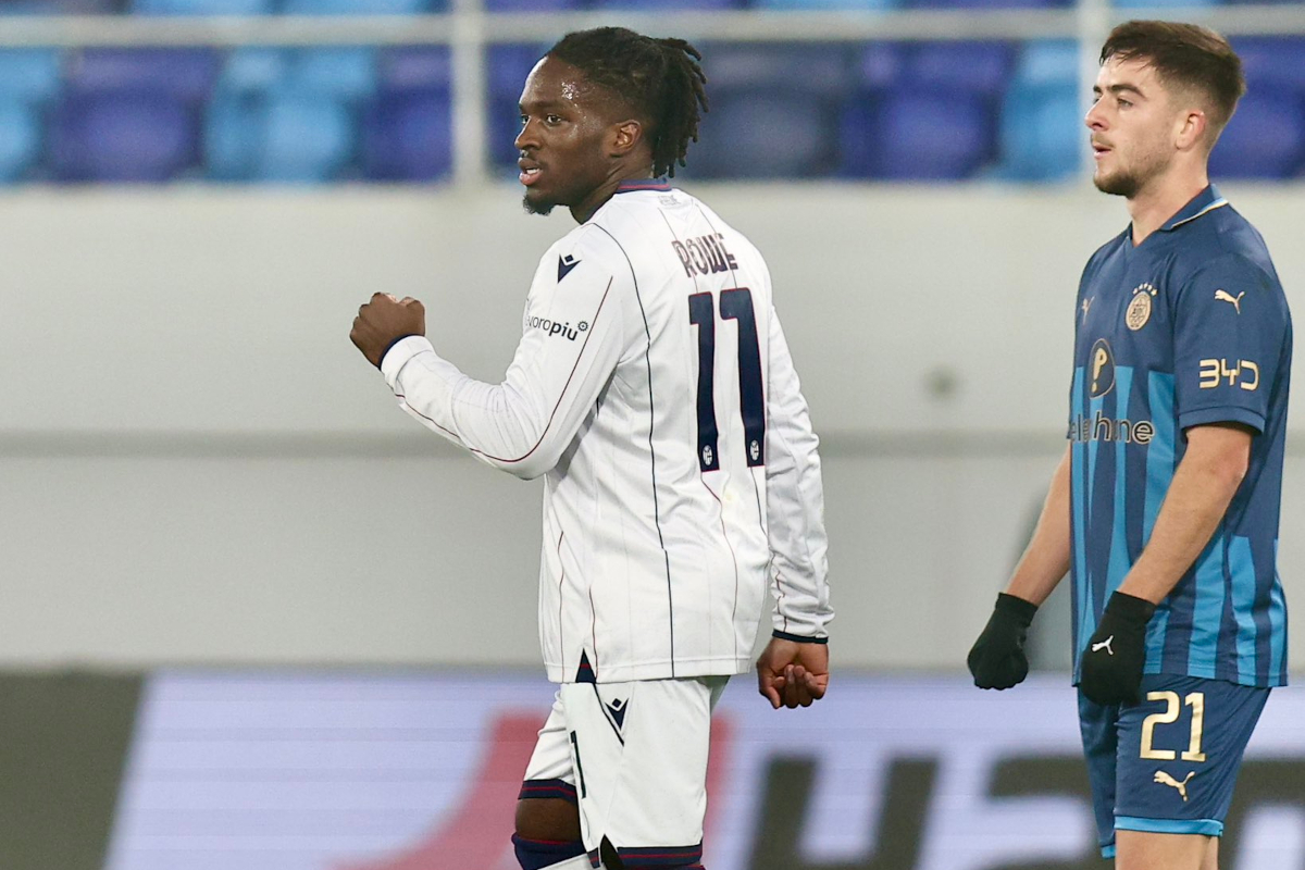 Jonathan Rowe celebrates his goal for Bologna against Maccabi Tel-Aviv in the Europa League (@bolognafc1909)