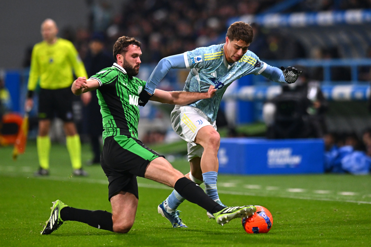 SASSUOLO, ITALY - JANUARY 06: Kenan Yildiz of Juventus is challenged by Sebastian Walukiewicz of US Sassuolo Calcio during the Serie A match between US Sassuolo Calcio and Juventus FC at Mapei Stadium Citta del Tricolore on January 06, 2026 in Sassuolo, Italy. (Photo by Alessandro Sabattini/Getty Images)