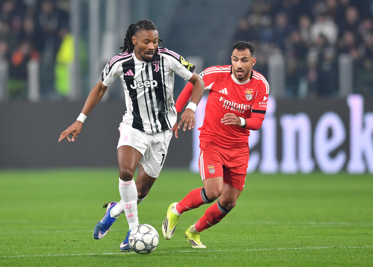 TURIN, ITALY - JANUARY 21: Khephren Thuram of Juventus is challenged by Evangelos Pavlidis of Benfica during the UEFA Champions League 2025/26 League Phase MD7 match between Juventus and SL Benfica at Juventus Stadium on January 21, 2026 in Turin, Italy. (Photo by Valerio Pennicino/Getty Images)
