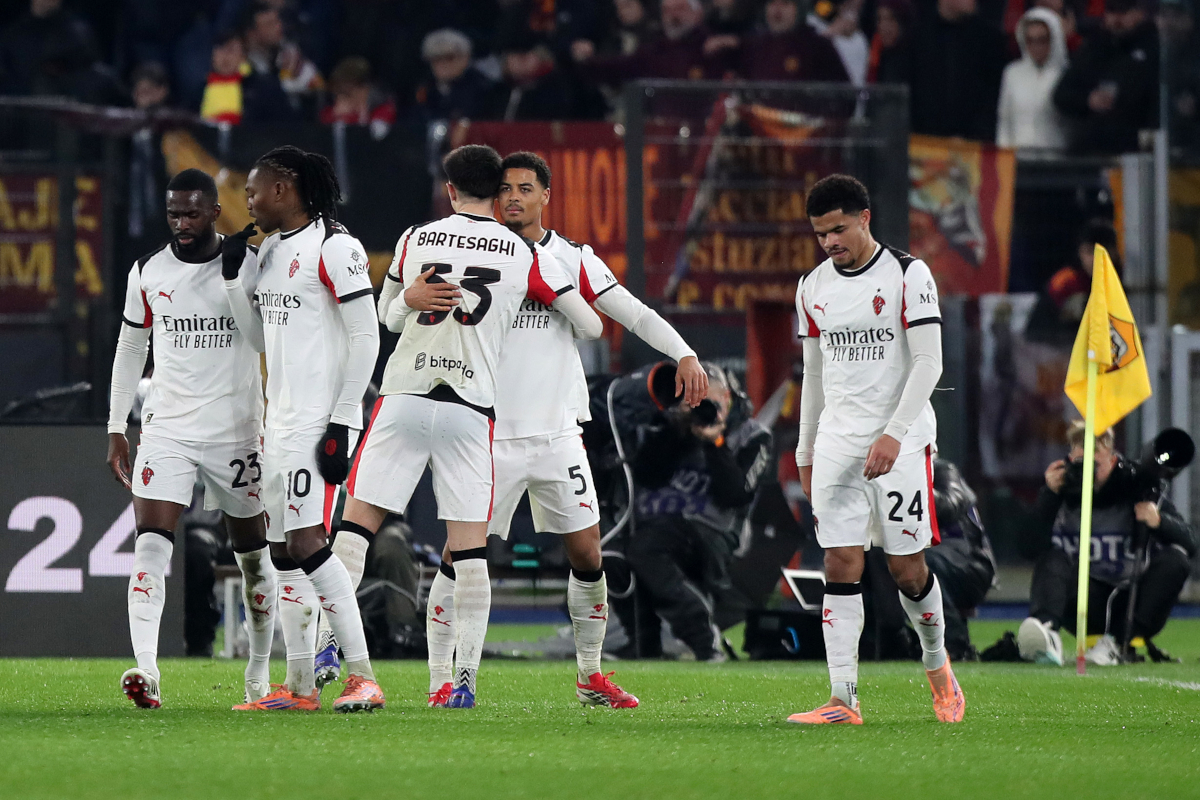 ROME, ITALY - JANUARY 25: Koni De Winter of AC Milan celebrates with teammates after scoring his team's first goal during the Serie A match between AS Roma and AC Milan at Stadio Olimpico on January 25, 2026 in Rome, Italy. (Photo by Paolo Bruno/Getty Images)