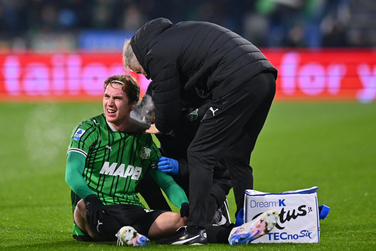 SASSUOLO, ITALY - JANUARY 06: Kristian Thorstvedt of US Sassuolo Calcio received medical treatment to his shoulder during the Serie A match between US Sassuolo Calcio and Juventus FC at Mapei Stadium Citta del Tricolore on January 06, 2026 in Sassuolo, Italy. (Photo by Alessandro Sabattini/Getty Images)