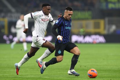MILAN, ITALIA - 04 JANUARI: Lautaro Martinez dari FC Internazionale Milano melewati Jhon Lucumi dari Bologna dalam pertandingan Serie A antara FC Internazionale dan Bologna FC 1909 di Stadion Giuseppe Meazza pada 04 Januari 2026 di Milan, Italia. (Foto oleh Marco Luzzani/Getty Images)