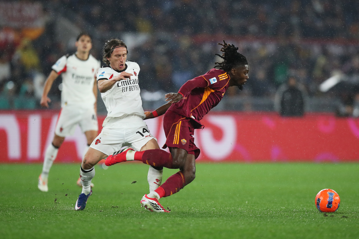 ROME, ITALY - JANUARY 25: Manu Kone of AS Roma is challenged by Luka Modric of AC Milan during the Serie A match between AS Roma and AC Milan at Stadio Olimpico on January 25, 2026 in Rome, Italy. (Photo by Paolo Bruno/Getty Images)