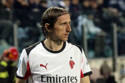 CAGLIARI, ITALY - JANUARY 02: Luka Modric of Milan looks on during the Serie A match between Cagliari Calcio and AC Milan at Stadio Sant'Elia on January 02, 2026 in Cagliari, Italy. (Photo by Enrico Locci/Getty Images)